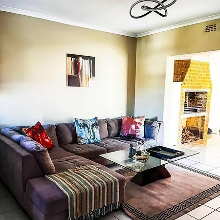 Ferienwohnung Cozy Townhouse In The Quiet Surbubs Of Brackenfell Kapstadt Exterior foto